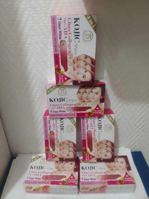 kojic White Savon Thaïlandais super éclaircissant au Gluta collagen super AHA .