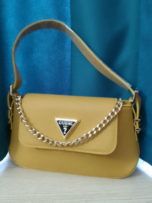 Guess en cuir couleur jaune 